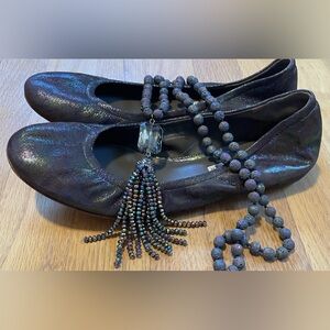 Vera Wang EUC Size 7 Oil Slick Iridescent Flats & Necklace like Arabian Nights